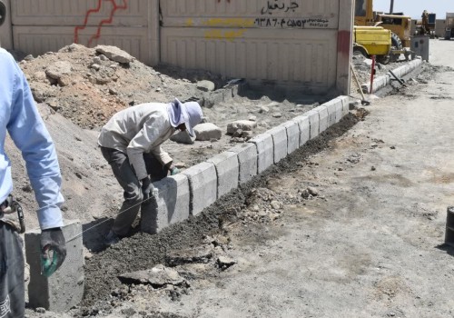 ادامه اجرای عملیات جدول کاری ورودی پارکینگ عمومی خودروهای سنگین شهرداری