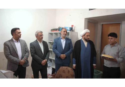 به مناسبت گرامیداشت روز جهانی پست، حجت‌الاسلام والمسلمین قاسمی (امام جمعه محترم) مهندس طیاری شهردار و اعضای محترم شورای اسلامی شهر با حضور در اداره پست شهر، با جناب آقای فرجی دیدار و گفتگو کردند.